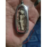 ราคา พระสมเด็จ กรุวัดพลับ พิมพ์วันทาเสมา ยืนถือดอกบัว พุทธลักษณะ องค์พระประทับยืน​ พระเศียรป้อมเขื่อง ลักษณะมีปิ่พระเมาฬี (มือหนึ่ง) (360912474)