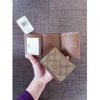ราคา พร้อมส่ง SALE 2099 COACH SMALL TRIFOLD WALLET IN SIGNATURE CANVAS กระเป๋าตังใบสั้น 3พับ พกพาได้สะดวก น่ารัก เล็กกะทัดรัด แต่จุได้เยอะ มีช (มือหนึ่ง) (360711921)