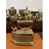 ราคา เตารีดโบราณตอกลายพร้อมที่วางทองเหลือง (มือสอง) (360893934)