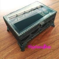 ราคา กล่องกระจกใส ทองเหลืองกะไหล่เงินแกะลายดอกไม้ บุผ้ากำมะหยี่ (มือสอง) (360881301)