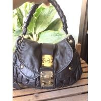ราคา กระเป๋า miu miu สีดำ หนังนิ่มมาก (มือสอง) (360848373)