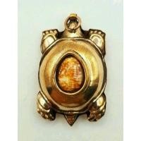 ราคา เบี้ยแก้หลวงพ่อนุ่ม วัดนางใน จ.อ่างทอง เลี่ยมนากเก่าเป็นรูปพญาเต่าเรือน ตอกโค๊ตร้าน หมง และ 18 K (มือสอง) (341522427)