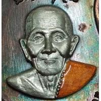 ราคา 8444-เหรียญหลวงปู่แสน ปสนฺโน วัดบ้านหนองจิก ศรีสะเกษ รุ่นแสนรุ่งเรือง เนื้อสัตตะผิวรุ้งหน้าทองขาวลงยาจีวร เลข ๑๘๕ พร้อมกล่องเดิมๆ (มือสอง) (357950963)