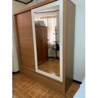 ราคา ตู้เสื้อผ้า บานสไลด์ Koncept สีบีชตัดขาว พร้อมกระจกบานใหญ่ มี 2ลิ้นชัก (มือสอง) (360795484)