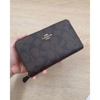 ราคา กระเป๋าสตางค์ Coach 88913 Medium Zip Around Wallet In Signature Canvas (มือหนึ่ง) (360796305)