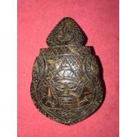 ราคา กะลาตาเดียว แกะราหูอมจันทร์ มีหูห้อย แบบยกซุ้ม ด้านหลังเรียบ ขนาดห้อยคอ ศิลปะการแกะสวยงาม เนื้อแห้ง บาง เรียบเนียน ไม่คมมือ แสดงถึงความเก่า (มือสอง) (358957328)