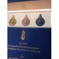 ราคา เหรียญพระมหาชนกชุดชุดใหญ่ ทอง นาก เงิน พร้อมหนังสือพระมหาชนกปกผ้าไหมสีนำ้เงิน กล่องใส่ครบชุดสวยงามมาก (มือสอง) (337762247)