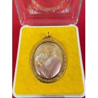 ราคา เหรียญในหลวงทรงกล้อง ฉลองสิริราชสมบัติครบ ๖๐ ปี พ.ศ.๒๕๔๙ เนื้อสามกษัตริย์ หุ้มกรอบทองไมครอน พร้อมกล่อง (มือสอง) (360750600)