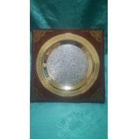 ราคา กรอบไม้กล่องดนตรีจีนโบราณตัวกรอบไม้ฝังแผ่นทองลัษณะจานทองแกะลายตรงกลางแผ่นเงินแกะลายมีกล่องดนตรีไขลานด้านหลังเสียงดนตรีเพราะมากใสกังวานใช้งาน (มือสอง) (360730112)