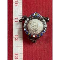 ราคา ลูกอม หลวงปู่ดู่ วัดสะแก มีโค้ต ฝังเส้นเกศา พร้อมกรอบเงิน ลงยา (มือสอง) (360678123)