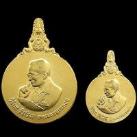 ราคา เหรียญในหลวง พระมหาชนกพิมพ์เล็ก และพิมพ์ใหญ่ เนื้อโลหะทอง พร้อมกล่อง (มือหนึ่ง) (357512747)