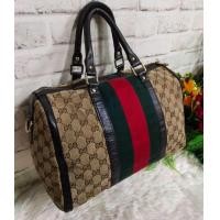ราคา กระเป๋ามือสอง Gucci Made in ITLALY มีเลขDC งานผ้าแต่งหนังแท้ สภาพดีผ้าไม่รัน อะไหล่ปั๊มทุกจุดทุกอย่างเดิมๆ (มือสอง) (360679570)