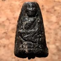 ราคา หลวงพ่อทวด เหยียบน้ำทะเลจืด พิมพ์ใหญ่ เนื้อผงจุ่มรัก ฝังตะกรุดใต้ฐาน หลวงปู่ธูป วัดแค นางเลิ้ง ยุคแรก ปี พ.ศ. 2506 กรุงเทพฯ (มือหนึ่ง) (360687214)