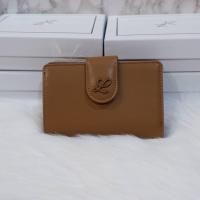 ราคา กระเป๋าสตางค์ใบสั้น LYN Short Wallet มาด้วยดีไซน์เรียบหรู ดูแพง เปิด - ปิดด้วยสายคาดกระดุมแม่เหล็ก (มือหนึ่ง) (360710577)