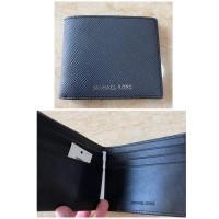 ราคา พร้อมส่ง SALE 1399โปรถึง28กพ. กระเป๋าสตางค์ชายสีเทาดำสวยคลาสสิค Michael Kors Billfold Slim Wallet แบบบาง หนัง Saffiano (มือหนึ่ง) (360709004)