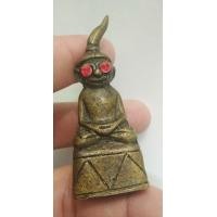 ราคา 3330-เครื่องรางมหาเสน่ห์ งั่งตาแดงเนื้อทองเหลืองเก่าฐานบัวเล็บช้าง ใต้ฐานอุดกริ่ง (มือสอง) (352912114)