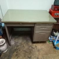 ราคา โต๊ะเหล็กสำนักงานพร้อมกระจก2000 (มือสอง) (360641912)