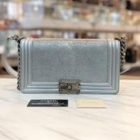 ราคา Used - Chanel Boy 10" Limited Silver Stingray (มือสอง) (360657294)