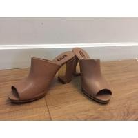 ราคา รองเท้าส้นสูง 4 นิ้ว แบรนด์Arezzo จาก Footwork สีน้ำตาล (มือสอง) (360592360)