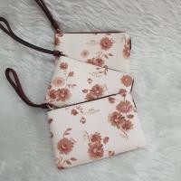 ราคา กระเป๋าคล้องมือ Coach F78037 Corner Zip Wristlet With Prairie Daisy Cluster Print Chalk Multi (มือหนึ่ง) (360673798)