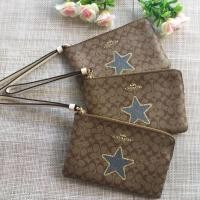 ราคา กระเป๋าคล้องมือ Coach F31890 Corner Zip Wristlet In Signature Canvas With Star Khaki Multi (มือหนึ่ง) (360673147)