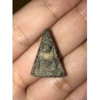 ราคา พระนางพญา จังหวัดพิษณุโลก พิมพ์สังฆาฏิ หลังลายนิ้วมือ อายุการสร้างประมาณ 400 เนื้อดินเผา สีเขียว มีคราบกรุมวลสารครบ จัด ละเอียด มีเม็ดกรวดทร (มือสอง) (360660675)