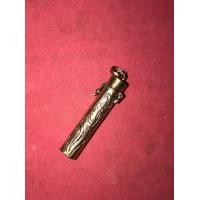 ราคา หลอดตะกรุดทึบ ขนาดประมาณ 1 นิ้ว แกะลาย ฝาเปิดได้ มีที่ปิดเปิด เนื้อโลหะ รูปทรงสวยงาม มีน้ำหนัก สภาพสวย สมบูรณ์ งานฝีมือ Classic เก่า แท้ แปล (มือสอง) (359330984)