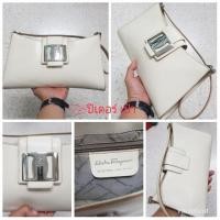 ราคา Ferragamoแท้ ถือเป็นคลัชได้ (มือสอง) (360640019)