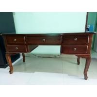 ราคา โต๊ะทำงานไม้สักทั้งหลัง สภาพดี เป็นงานทำมือใช้ไม้สักหมดทั้งหลัง หน้าโต๊ใช้ไม้ทั้งแผ่น จะเห็นรอยไม้แตกตามภาพซึ่งเป็นที่ยืนยันว่าเป็นไม้สักทั้งแผ่น ราคาต่อรองได้ครับ (มือสอง) (360642839)