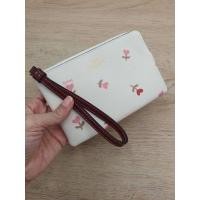 Coach C3300 Corner Zip Wristlet With Heart Floral Print กระเป๋าสตางค์คล้องมือ