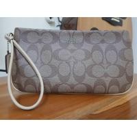 ราคา Coach F65748 Large Wristlet Signature Coated Canvas กระเป๋าคล้องมือขนาดใหญ่ (L) แบบ 1 ซิป - 6 ช่องใส่บัตร - (มือสอง) (360644188)