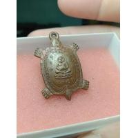 ราคา เปิดเต่ารุ่นไตรมาสพิมพ์เล็กหลวงปู่หลิวปี36 (มือสอง) (360602043)