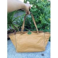 ราคา กระเป๋า valentino garavani rockstud tote bag สีน้ำตาล (มือสอง) (360600628)