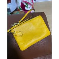 ราคา กระเป๋า Coach แท้ 1ซิป หนังแท้ คล้องมือ สีเหลือง (มือสอง) (360445830)
