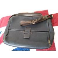 ราคา กระเป๋าสพายข้างหนังแท้ของยีห้อ ERMENEGILDO ZEGNA แท้ made in Italy ขนาด 31x36 cm สภาพสวยมากข้างในยังสวยสะอาด (มือสอง) (347572343)