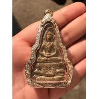 ราคา พระกรุวัดสามปลื้ม พิมพ์สามเหลี่ยมใหญ่ เนื้อผง มีคราบกรุ เนื้อสีขาวอมเขียว มวลสารขึ้นชัดเจน พระสวยสมบูรณ์ เก่า แท้ แปลก หายาก พร้อมกรอบเงิน 1 (มือสอง) (360372619)