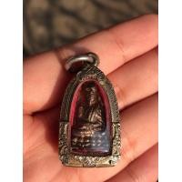 ราคา หลวงปู่ทวด หลังเตารีด พิมพ์เล็ก หน้าแหงน เนื้อนวะ ปี 2505 ผิวเดิม ออกสีรุ้ง มันเงา มีเนื้อทองคำที่ยังไม่แตก เป็นจุดๆ ตอนหล่อช่อ กระจายอยู่ตา (มือสอง) (360372495)