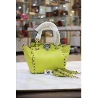 ราคา Un used : Valentino Rockstud​ Small​ Trapeze​ Tote (มือหนึ่ง) (360352395)