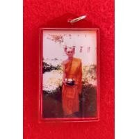 ราคา รูปถ่ายยืนย้อนยุค หลวงพ่อกวย ชุตินฺธโร ปี 2552 (มือสอง) (360234853)