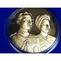 ราคา เหรียญพระราชทาน ในหลวงคู่พระราชินี ปีพ.ศ. 2545 (มือหนึ่ง) (356893715)