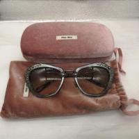 ราคา แว่นแฟชั่นกันแดดของสุภาพสตรี ยี่ห้อ MIU MIU made in Italy (มือสอง) (359982035)