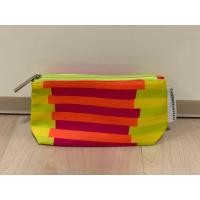 ราคา กระเป๋าเครื่องสำอางค์ใบเล็ก clinique x donald (มือหนึ่ง) (359282631)