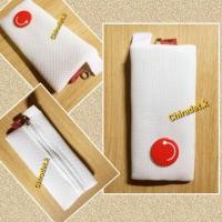ราคา กระเป๋าสีขาว Happy Dprompt พร้อมเข็มกลัดสีแดงรูปรอยยิ้ม พร้อมซิปปิดเปิด เป็นสินค้าพรีเมี่ยมในระบบเติมเงินรุ่นแรกๆ จาก Dtac ขนาด 18.5×9 cm. (มือหนึ่ง) (353840906)