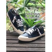 ราคา Zara Man รองเท้าแบรนด์เนม สีน้ำเงินเข้มมีแถบข้างแดงปิดทับด้วยผ้าตาข่ายดูเท่ห์ พื้นนอกยางดิบ พื้นในเป็นยางเดิมๆนุ่มๆ ไซส์ 41 ยาว 26.5 cm (มือสอง) (360980723)