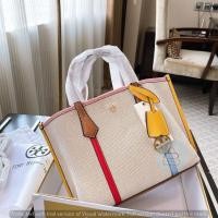 ราคา TORY BURCH SMALL CANVAS TOTE BAG กระเป๋าทรง SHOPPING ใบขนาดกลาง ผ้าแคนวาสคาดหนังแท้ (มือหนึ่ง) (360959850)