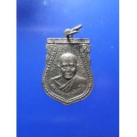 ราคา เหรียญเสมา หลวงพ่อเงิน รติเชชโช วัดยายส้ม (วัดปรีดาราม) ต.คลองจินดา จ.นครปฐม หลวงพ่อไสว สร้างบูชาคุณ หลวงพ่อเงิน ท่านเป็นบูพราจารย์ ที่ถ่ายทอดวิชาให้หลวงพ่อไสว เหรียญนี้กะไหล่เงิน สภาพสวยหายากครับ (มื
