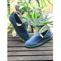 ราคา BOY LONDON สลิปออนแบรนด์ดังในตำนานของอังกฤษ แนวสตรีทวินเทจคลาสสิกย้อนยุค สีน้ำเงินตัดพื้นยางเขียวเท่ห์ ทรงแบนกว้าง สภาพดี ไซส์ 40 ยาว 25 cm (มือสอง) (360955131)