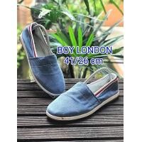 ราคา BOY LONDON สลิปออนแบรนด์ดังของอังกฤษ แนวสตรีทวินเทจ ดีไซน์หรูหราคลาสสิกร่วมสมัย สีฟ้าตัดด้วยขอบแถบขาวแดงสวยเท่ห์ สภาพดี ไซส์ 41 ยาว 26 cm (มือสอง) (360955297)