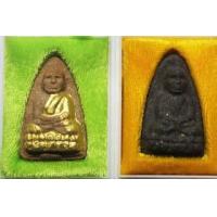 ราคา หลวงปู่ทวดเนื้อว่าน รุ่นปาฏิหาริย์ลายเซ็นต์ วัดห้วยมงคล ฝังหัวใจพระราหู และ หลวงพ่อทวด วัดห้วยมงคล รุ่นปฎิหาริย์ พิมพ์ใหญ่ เนื้อว่านดำ หลังราหู ปิดทอง พ.ศ.2549 รวม 2 องค์