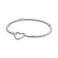 ราคา PANDORA สร้อยข้อมือ Snake chain sterling silver bracelet with heart clasp สีเงิน 19cm (MKP0916399)